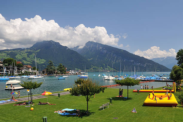 waterfront park nel spiez - switzerland lake thun people spiez foto e immagini stock