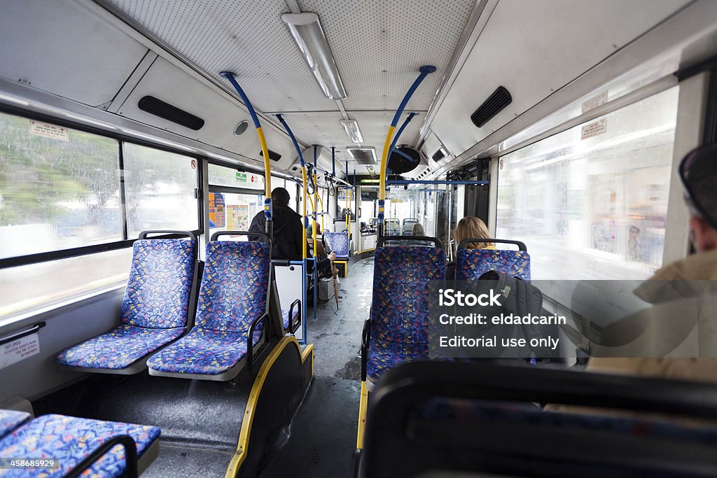 Autobús israelí invierno por la mañana - Foto de stock de Autobús libre de derechos