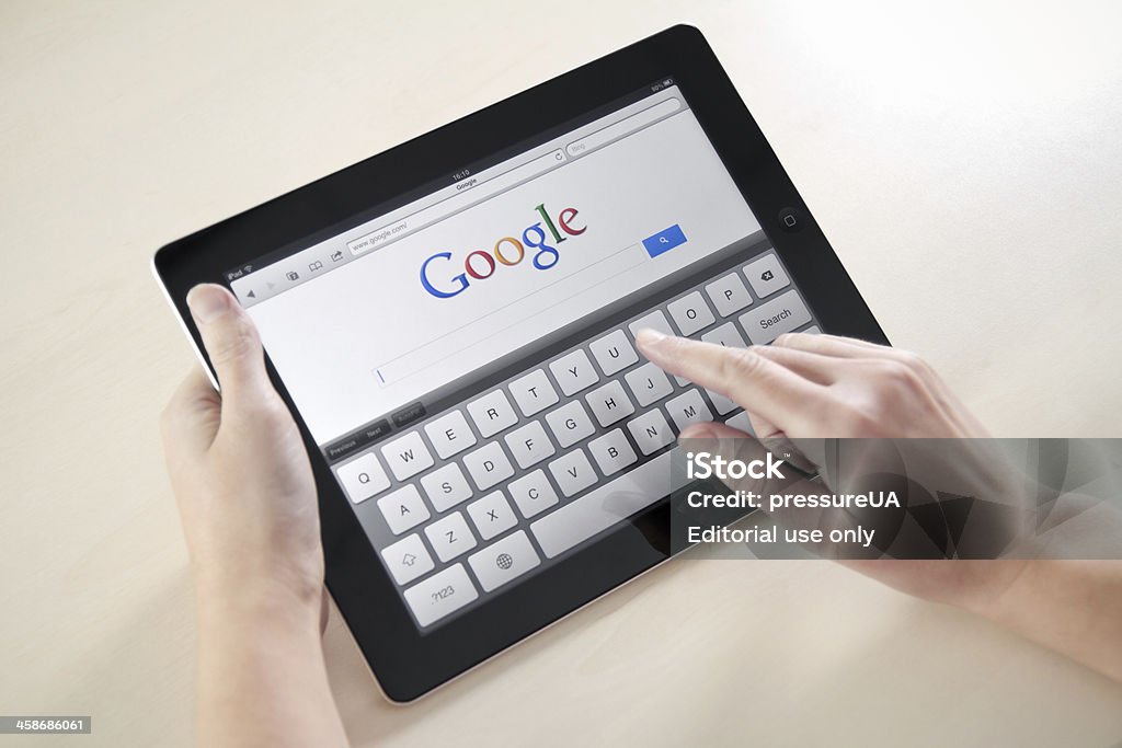 Femme mains Googling sur appareil électronique - Photo de Google - Marque déposée libre de droits
