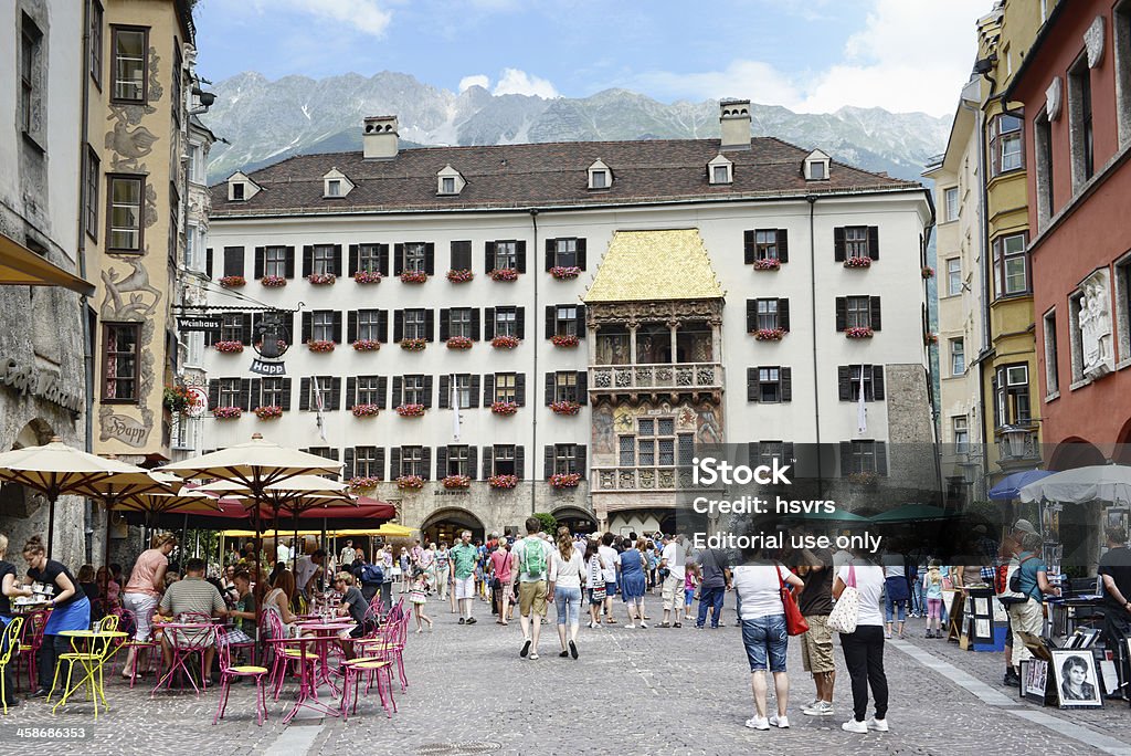 La vieille ville d'Innsbruck par le Golden Roof house - Photo de Innsbruck libre de droits