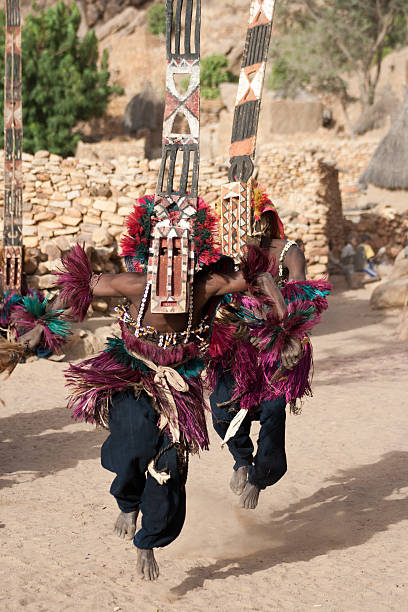 sirige maschera e dei dogon danza, il mali. - dogon tribe foto e immagini stock