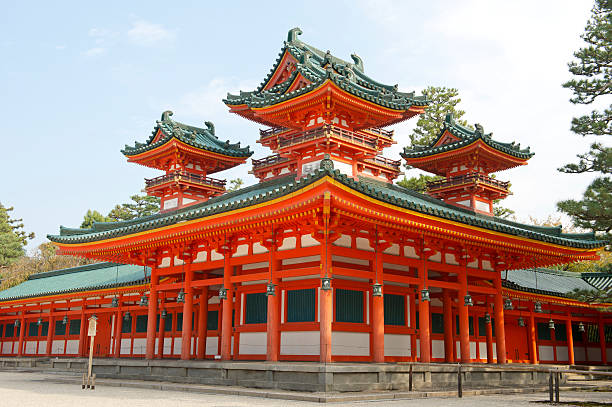 赤とブルーのドラゴンタワー、平安神宮、京都,日本 - 平安神宮 写真 ストックフォトと画像