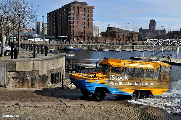 El Pato Marina Amarillo Foto de stock y más banco de imágenes de Agua - Agua, Aire libre, Albert Dock