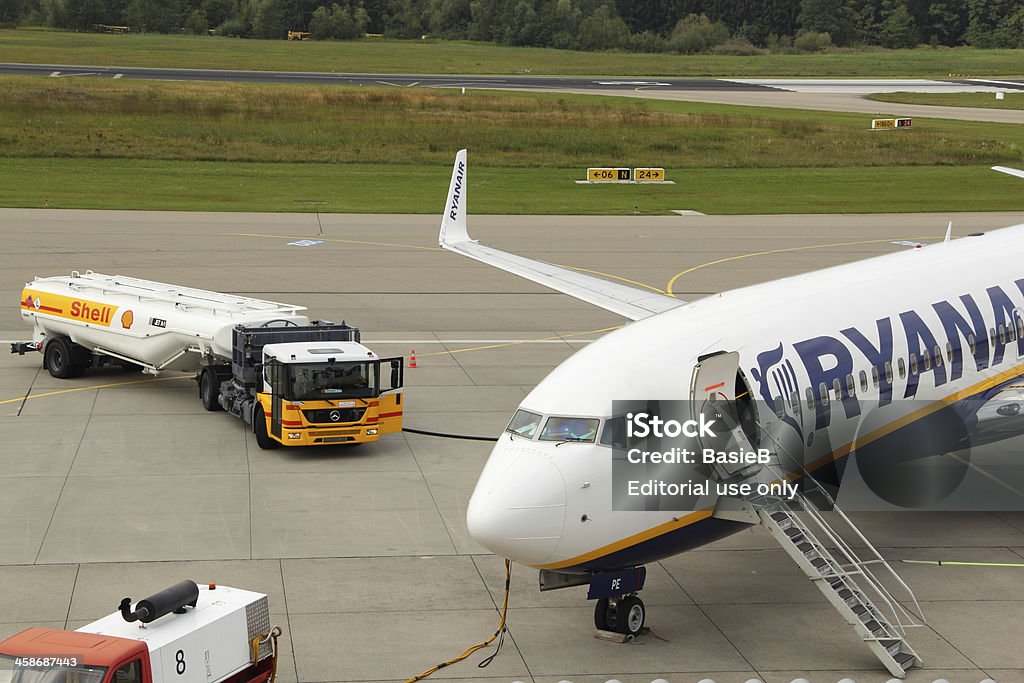 Ryanair Boeing 737-800 und Shell Benzin truck - Lizenzfrei Ryanair Stock-Foto