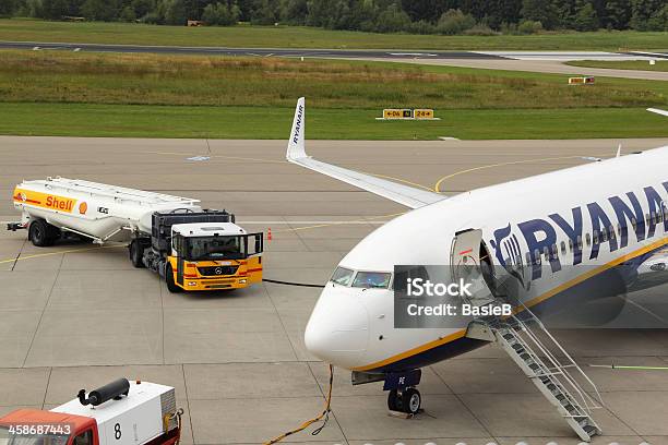 Ryanair Boeing 737800 Und Shell Benzin Truck Stockfoto und mehr Bilder von Ryanair - Ryanair, Tanklastwagen, Flughafen