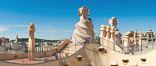 barcelone gaudi casa milá cheminées de la pedrera, espagne - barcelona la pedrera spain catalonia photos et images de collection