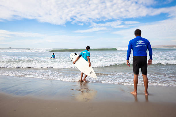 dzieci, uczenia się na surfowanie w peru - surfing role model learning child zdjęcia i obrazy z banku zdjęć