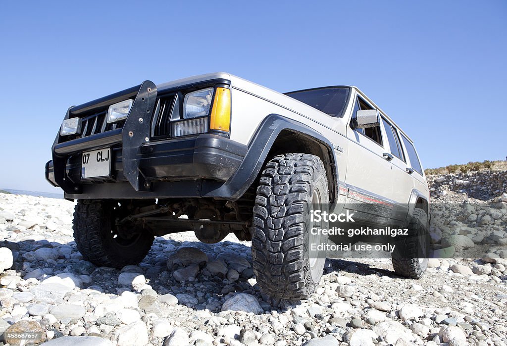 Jeep Cherokee sport sur un écusson. - Photo de Jeep Grand Cherokee libre de droits