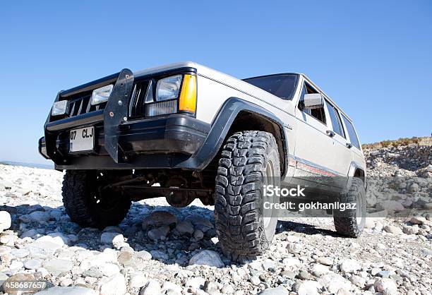 Photo libre de droit de Jeep Cherokee Sport Sur Un Écusson banque d'images et plus d'images libres de droit de Jeep Grand Cherokee - Jeep Grand Cherokee, 4x4, Affaires