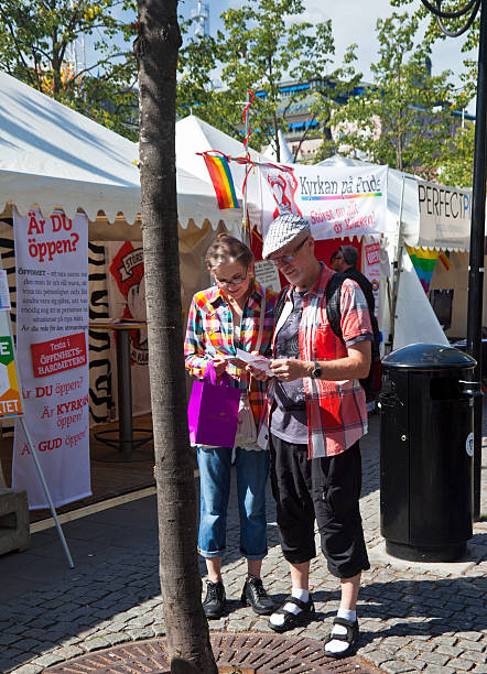 пожилые пары при отмене бронирования более церковь на гордость фестиваль, германия - editorial vertical homosexual people стоковые фото и изображения