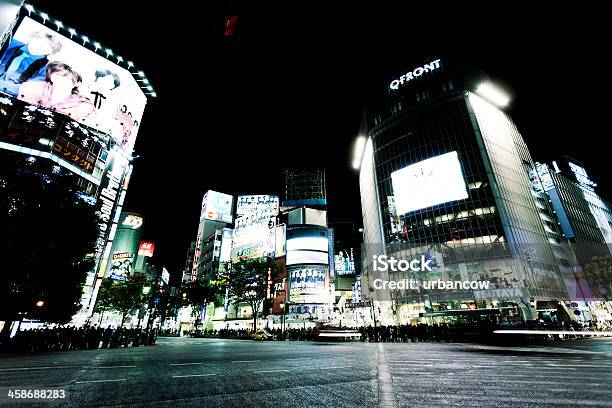 Foto de Espera No Cruzamento De Shibuya e mais fotos de stock de Adulto - Adulto, Andar, Arranha-céu