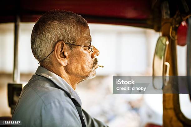 Indian Motorista De Riquexó - Fotografias de stock e mais imagens de Cigarro - Cigarro, Homens Idosos, Adulto