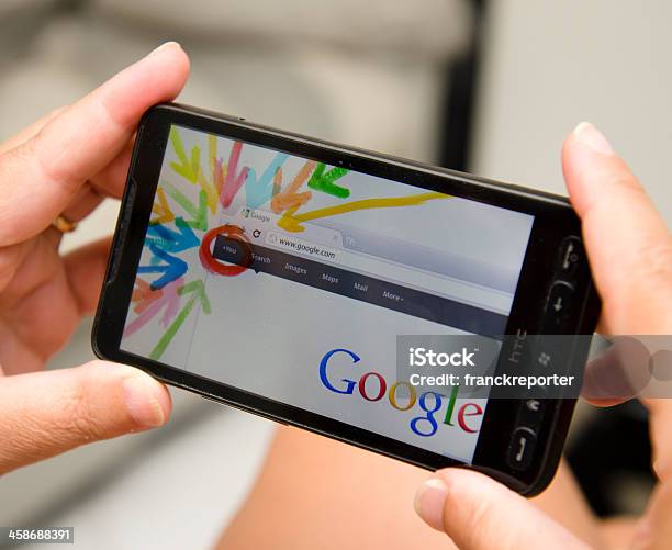Kobieta Trzyma Smartphone Z Google Interaktywnej Wycieczce - zdjęcia stockowe i więcej obrazów Bez ludzi