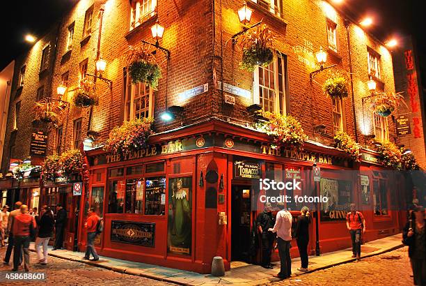 Temple Bar Por La Noche Dublín Irlanda Foto de stock y más banco de imágenes de Dublín - Dublín, Guinness, Pub