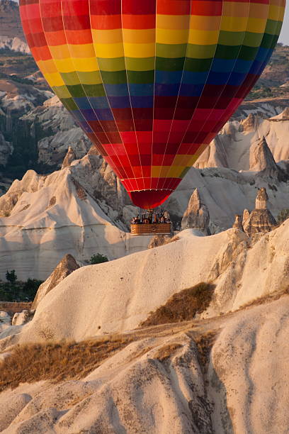 熱気球 - turkey hot air balloon cappadocia basket ストックフォトと画像