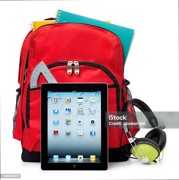 Apple Ipad Na Białym Z School Backpack - zdjęcia stockowe i więcej obrazów Plecak - Plecak, Wykształcenie, Książka