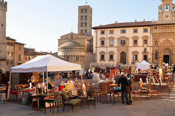 marché d'antiquités d'arezzo en toscane - antiquary photos et images de collection