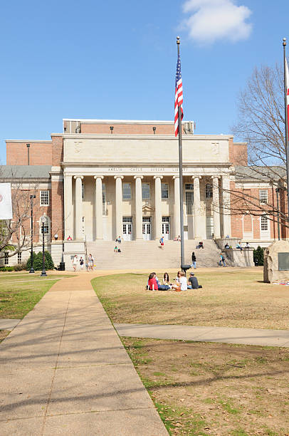 학생 on 캡퍼스 - university of alabama at tuscaloosa 뉴스 사진 이미지