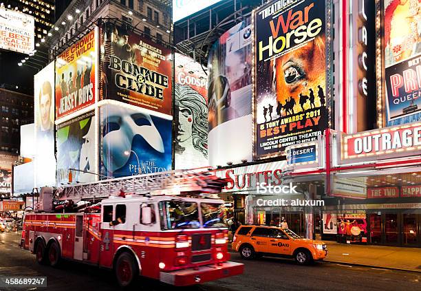 Photo libre de droit de Times Square À New York banque d'images et plus d'images libres de droit de Accident et désastre - Accident et désastre, Affichage dynamique, Arts Culture et Spectacles
