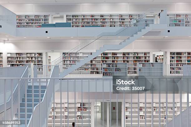 Biblioteca Pubblica - Fotografie stock e altre immagini di Ambientazione interna - Ambientazione interna, Architettura, Archivio