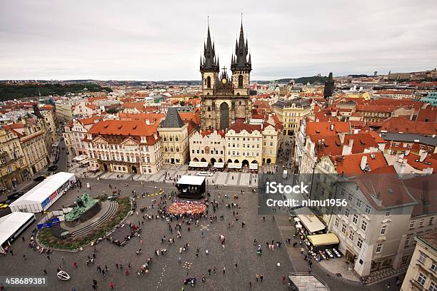 Old Town Square W Pochmurny Dzień Praga - zdjęcia stockowe i więcej obrazów Architektura - Architektura, Budynek z zewnątrz, Czechy