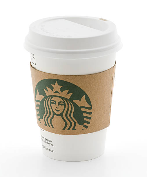 nuevo logotipo de starbucks vaso con funda - starbucks coffee drink coffee cup fotografías e imágenes de stock