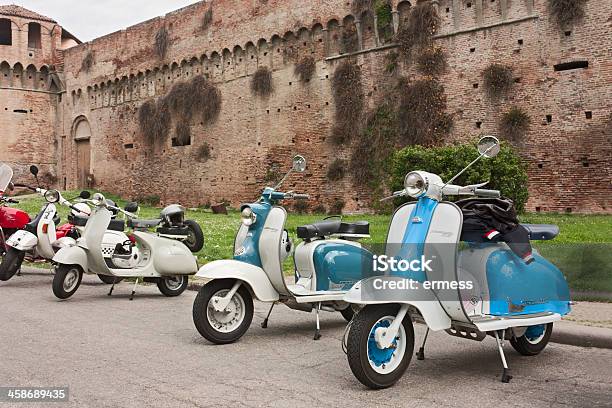 Foto de Old Scooter Italiana e mais fotos de stock de Antigo - Antigo, Bicicleta Motorizada, Castelo