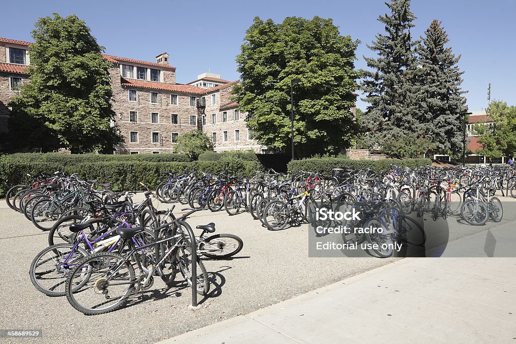 Estacionamiento de bicicletas, Baker Hall, la Universidad de Colorado, Boulder - Foto de stock de Acera libre de derechos