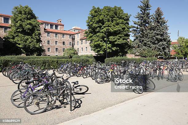 Велосипед Парковка Пекарь Зал Университет Колорадо Боулдер — стоковые фотографии и другие картинки University of Colorado
