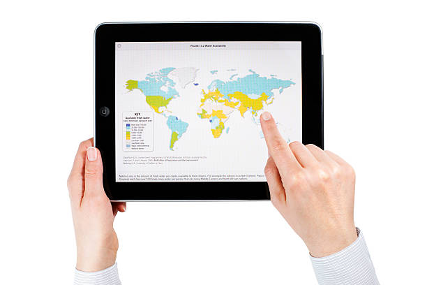 apple ipad 3 g con mappa del mondo - ipad 3 ipad white digital tablet foto e immagini stock