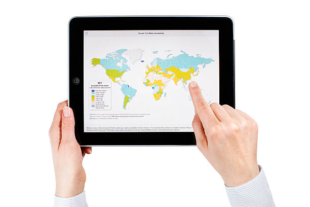 apple ipad com 3 g com mapa do mundo - ipad 3 imagens e fotografias de stock