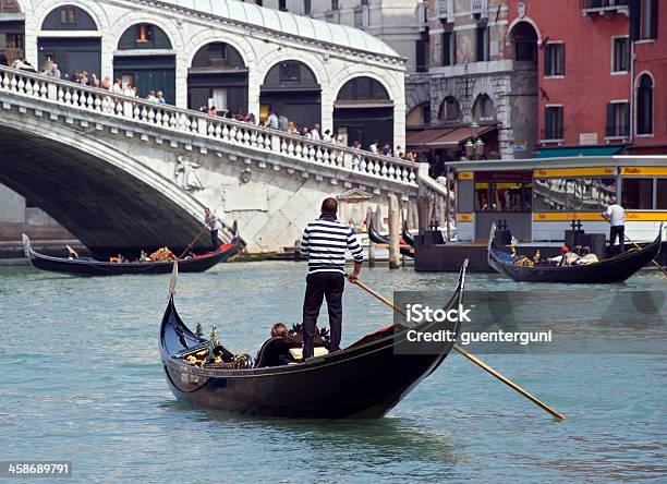 Gondoliere Con Los Turistas Del Canale Grande Venecia Italia Foto de stock y más banco de imágenes de Agua
