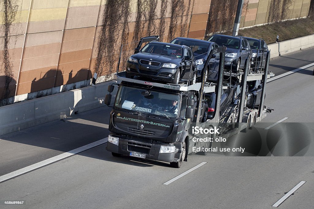 Ciężarówka do przewozu samochodów w Niemczech Autobahn - Zbiór zdjęć royalty-free (Samochód)