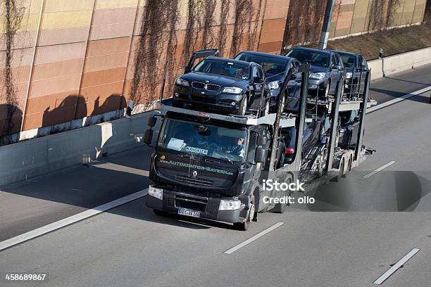 Ciężarówka Do Przewozu Samochodów W Niemczech Autobahn - zdjęcia stockowe i więcej obrazów Samochód