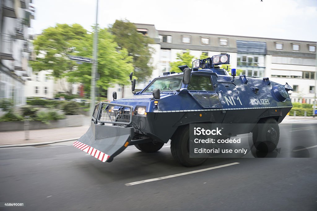 Camión blindado policía alemana en el centro de la ciudad de Frankfurt durante Blockupy prostests - Foto de stock de Alemania libre de derechos