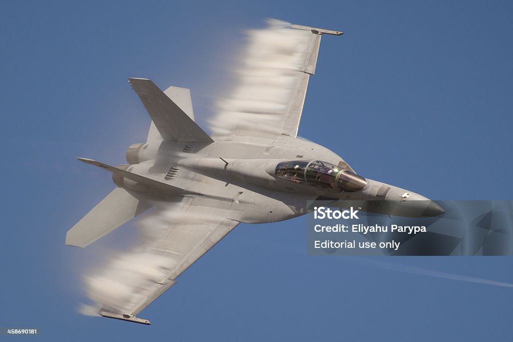 F - 18 Hornet Super speed pass - Foto de stock de McDonnell Douglas FA-18 Hornet royalty-free