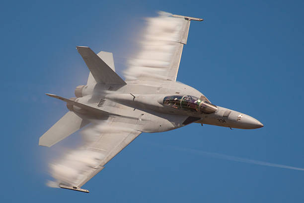 f - 18 hornet velocidade super-passe - military airplane mcdonnell douglas fa 18 hornet military fighter plane imagens e fotografias de stock