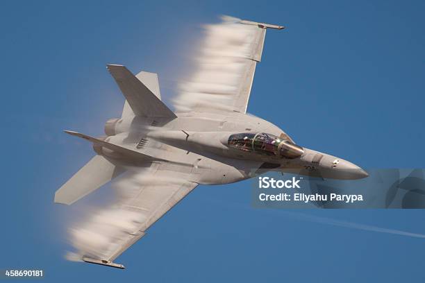 Foto de F 18 Hornet Super Speed Pass e mais fotos de stock de McDonnell Douglas FA-18 Hornet - McDonnell Douglas FA-18 Hornet, Avião de Combate, Marinha Americana