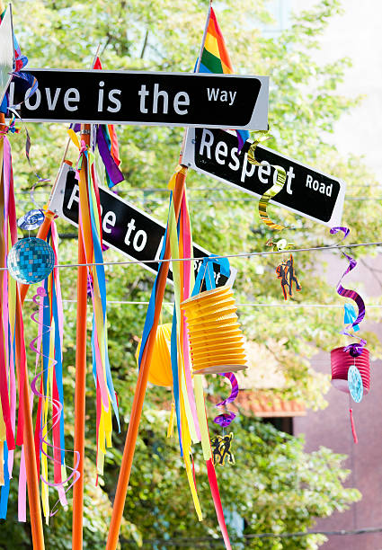 l'amour est la manière et respecter les panneaux de signalisation - multi colored ribbon rainbow gay pride flag photos et images de collection