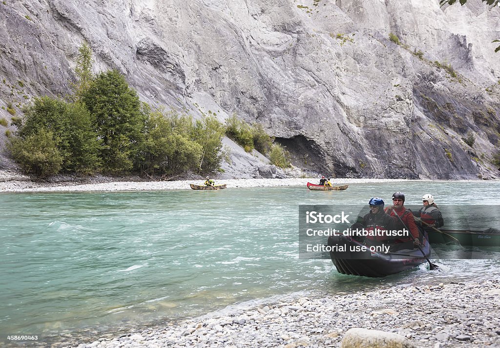 Do spływów rwącymi rzekami na Rzeka Ren w Szwajcarii - Zbiór zdjęć royalty-free (Alpy)