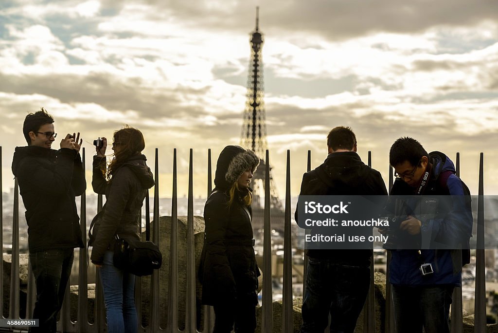 観光客の写真撮影エッフェル塔パリで - エッフェル塔のロイヤリティフリーストックフォト