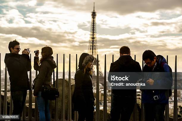 Turystów Fotografowanie Wieża Eiffla W Paryżu - zdjęcia stockowe i więcej obrazów Dorosły - Dorosły, Edytorski, Fotografika