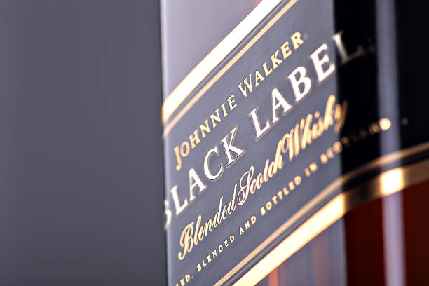 whisky johnnie walker black label - johnnie walker scotch whisky whisky alcohol photos et images de collection