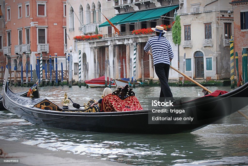 Venetian Gondoliere, mit historischen Gebäuden im Hintergrund - Lizenzfrei Alt Stock-Foto