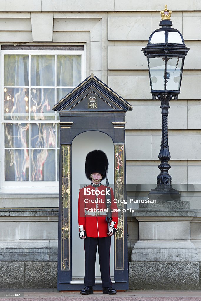 Queen's de protección - Foto de stock de Palacio de Buckingham libre de derechos
