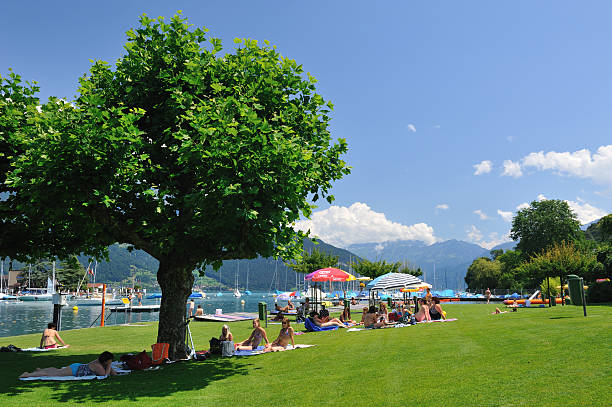 waterfront park nel spiez - switzerland lake thun people spiez foto e immagini stock