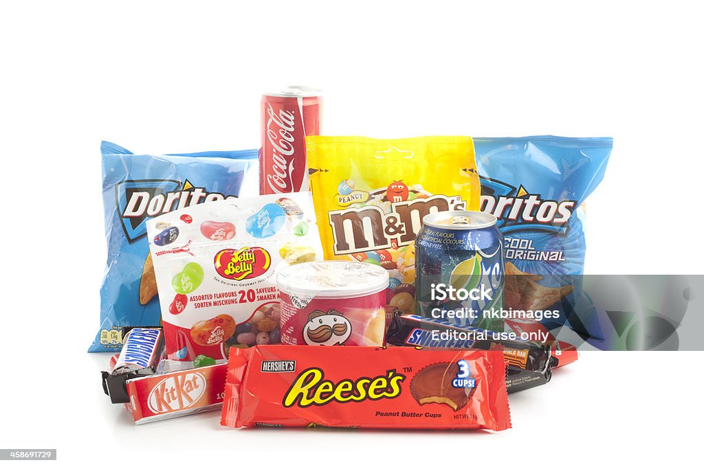Grupa amerykańskich śmieci jedzenia przekąski na białym tle - Zbiór zdjęć royalty-free (Kit Kat)