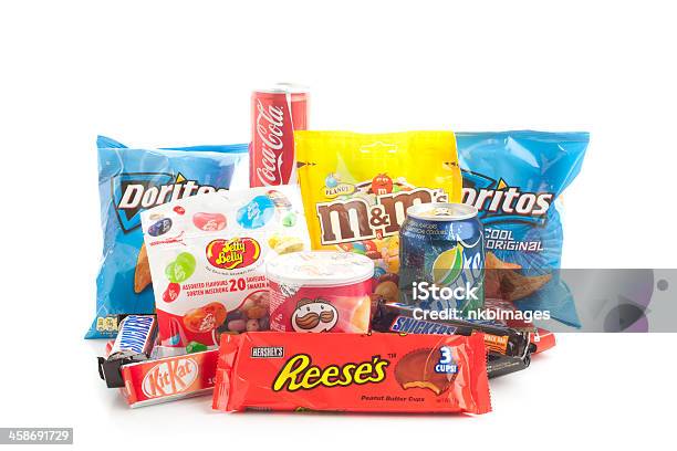 Grupa Amerykańskich Śmieci Jedzenia Przekąski Na Białym Tle - zdjęcia stockowe i więcej obrazów Kit Kat