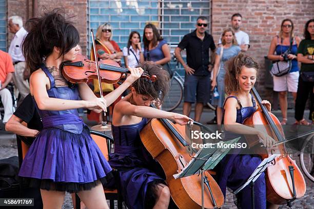 Músicos En La Calle Foto de stock y más banco de imágenes de Músico ambulante - Músico ambulante, Ferrara, Festival de música