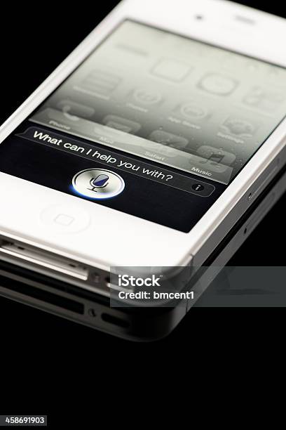인명별 Apple Iphone 4s Siri 데테일 iPhone에 대한 스톡 사진 및 기타 이미지 - iPhone, 검정색 배경, 스마트폰
